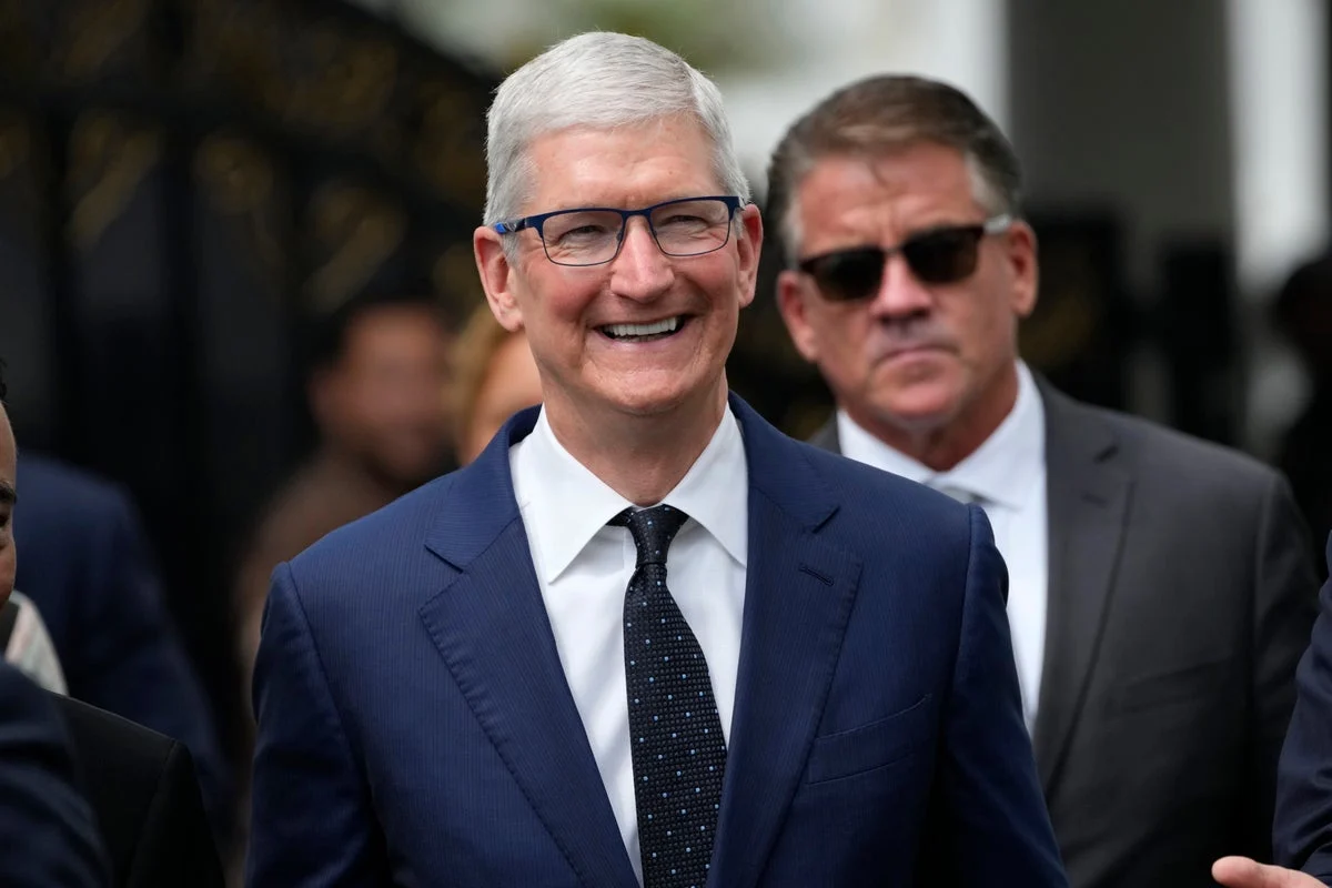 Apple CEO Tim Cook urges Texas Governor Greg Abbott to veto SB2420, a child safety bill requiring age verification in app stores. Privacy protection—or corporate overreach?